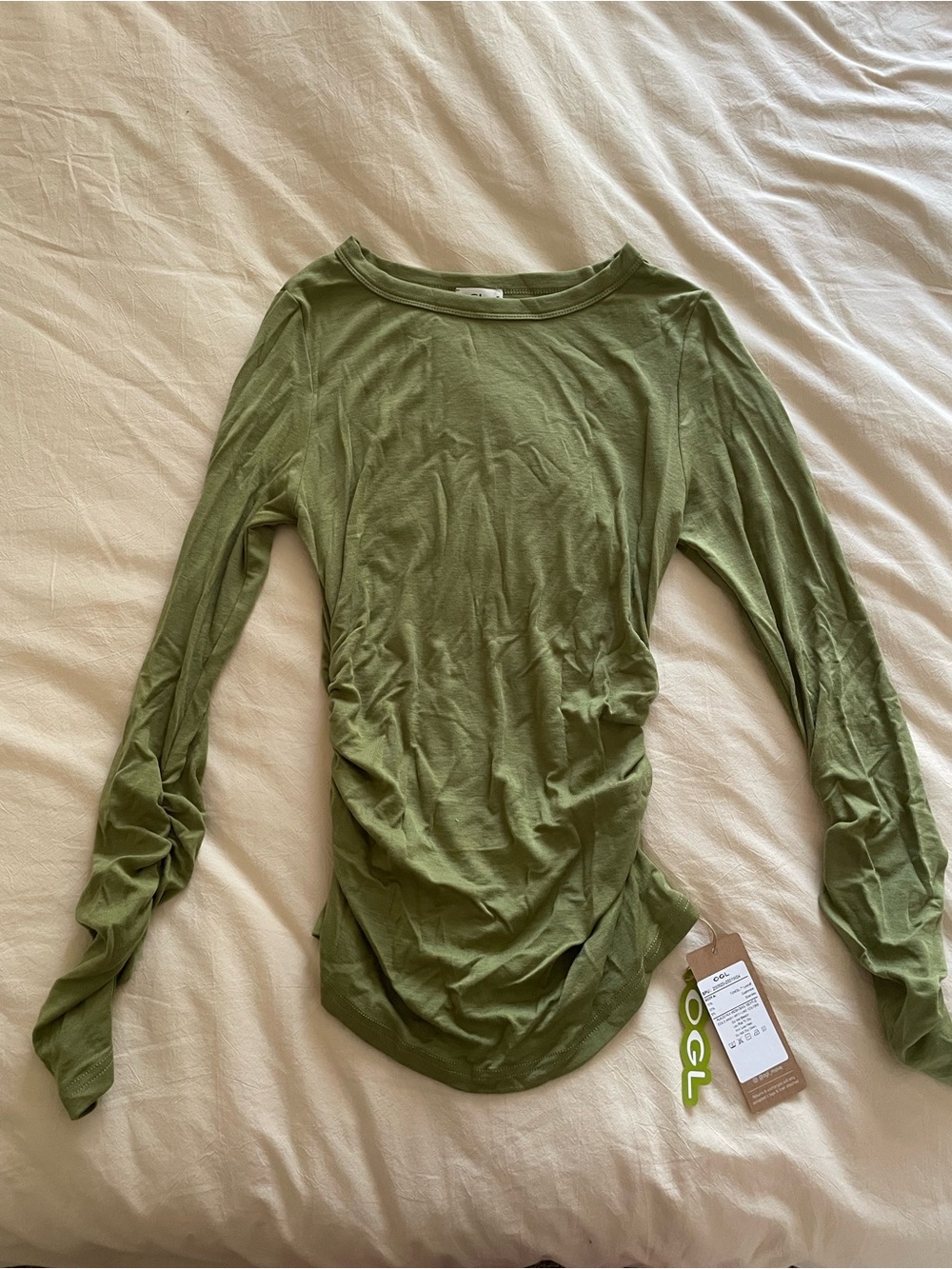 NWT women’s Green Long-Sleeve Ruched Tee